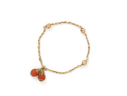  Bracelet en or 750 millièmes, maille stylisée ciselée ponctuée de perles à décor...
