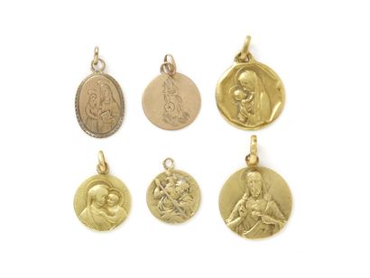 null Lot en or 750 millièmes, composé de 6 pendentifs retenant des médailles religieuses...
