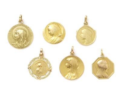  Lot en or 750 millièmes, composé de 5 pendentifs religieux et d'une médaille, représentant...
