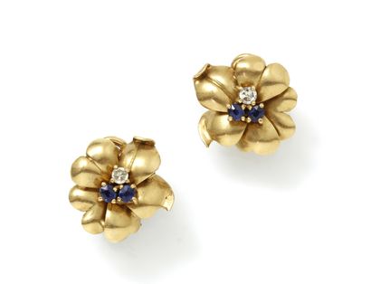 null Pair of ear clips in gold 750 thousandths, stylizing a flower, the curved petals...