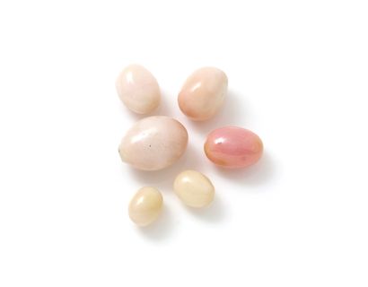 Lot composé de 3 perles roses porcelainées...