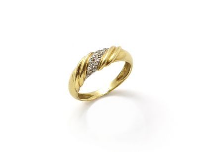null Ring in gold 750 thousandth, with decoration of twisted godrons raised by diamonds...