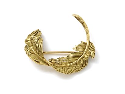 null Brooch in gold 750 thousandths, stylizing a finely engraved feather. French...