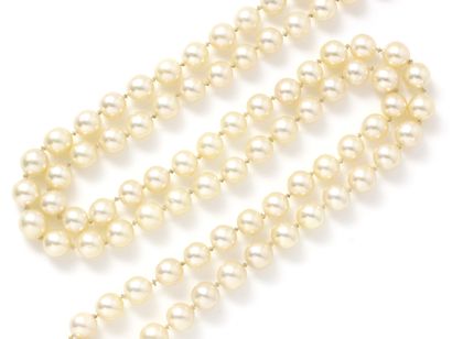  Sautoir composé d'un rang de perles de culture...