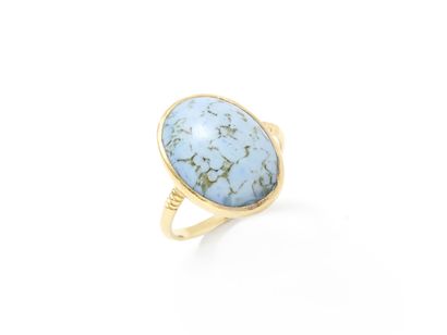 null Ring in gold 750 thousandths, decorated with a stone cabochon imitating the...