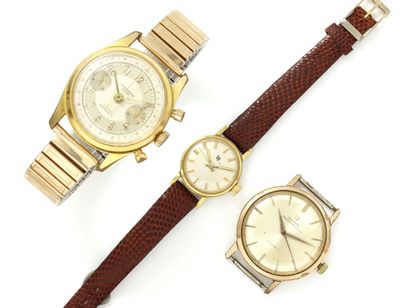 Lot en métal doré, composé de 2 montres bracelets...