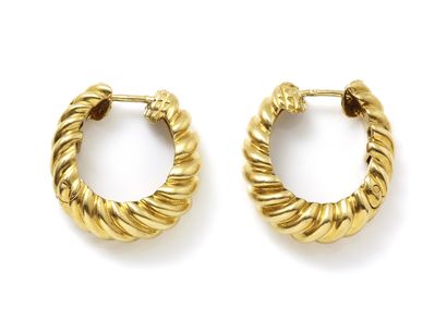 null Pair of earrings creoles in gold 750 thousandths, decorated with twisted gadroons....