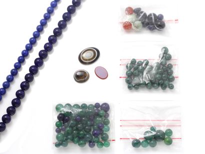  Lot composé de perles de lapis-lazuli, chrysoprase, malachite, pierres décoratives,...