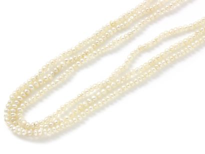 Necklace made up of 3 rows of pearls keshi,...
