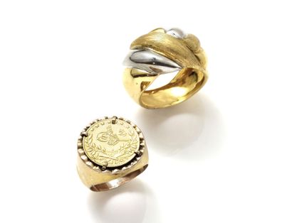 null Lot in gold 750 thousandths, composed of 2 rings, one with partially satin-finished...
