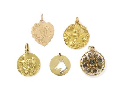  Lot in gold 750 and platinum 850 thousandths, composed of 5 pendants, one openwork...