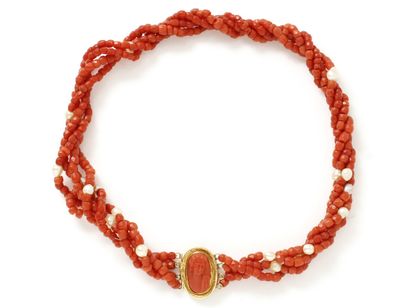 Necklace composed of 4 rows of faceted coral...