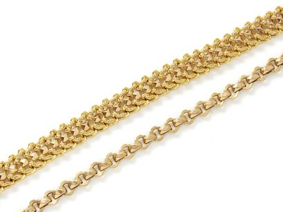  Lot in gold 750 thousandth, composed of 2 bracelets, fancy mesh. They are decorated...