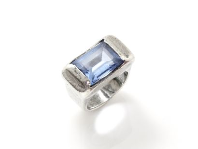 null Ring in silver 800 thousandths, decorated with a blue stone.

Gross weight:...