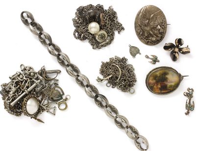  Lot in silver 800 thousandths, composed of 3 chains , 5 pendants and charms, a pair...