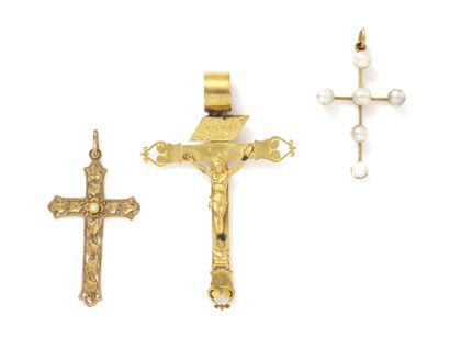  Lot en or 750 millièmes, composé de 3 pendentifs retenant une croix, à décor ciselé...