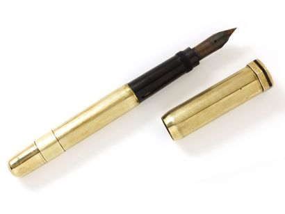  Important stylo à plume en or 585 millièmes et bakélite, le corps à décor guilloché...