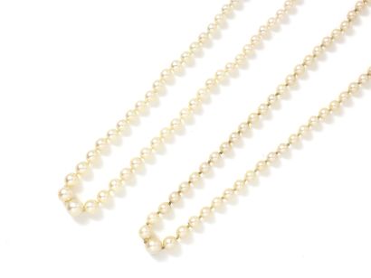 null Lot of 2 necklaces of cultured pearls in light fall of approximately 3 to 7...