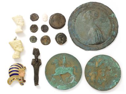 Lot composé de 3 médailles en bronze, de 7 pièces anciennes, d'une amulette égyptienne...