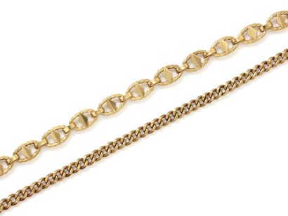  Lot en or 750 millièmes, comprenant un bracelet composé de maillons ovales ciselés...