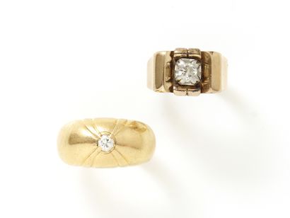  Lot in gold 750 and platinum 850 thousandths, composed of 2 rings chevalières decorated...