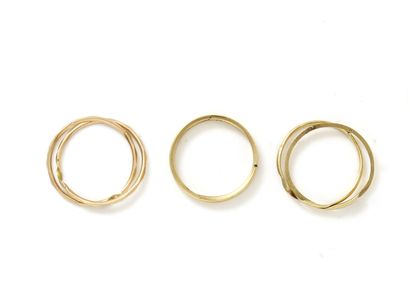 null Lot in gold 750 thousandth, composed of 3 opening wedding rings.

Weight: 4.90...