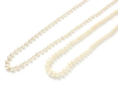 Lot composed of 2 necklaces of cultured pearls...