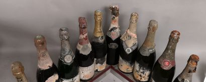 null 10 flacons CHAMPAGNE Années 1950 à 1970 2 demie-bouteilles (Moët & Chandon,...