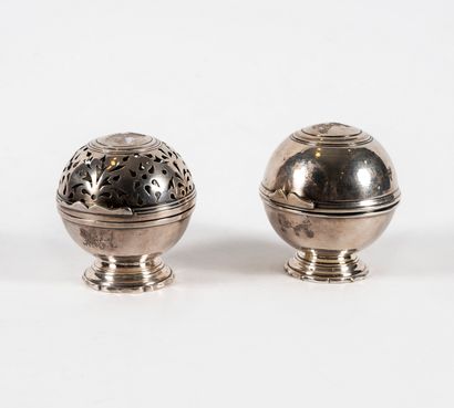 Deux boules à éponges 
XVIIIe siècle. 
Bronze...
