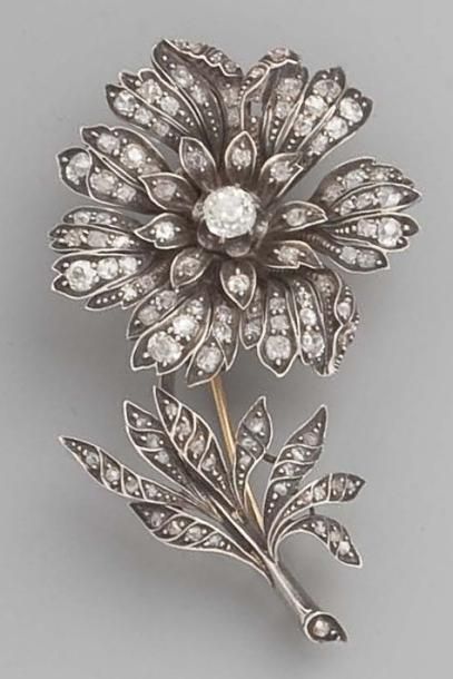 null Broche trembleuse en forme de fleur d'églantine pavée de diamants taillés en...