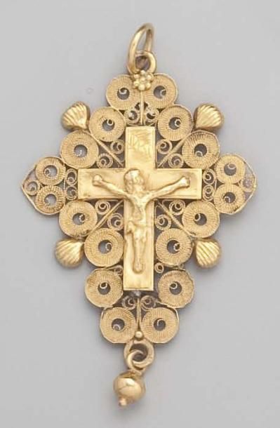 null Croix Boulonnaise ou Croix de Pardon en or jaune filigrané à motifs de coquilles...