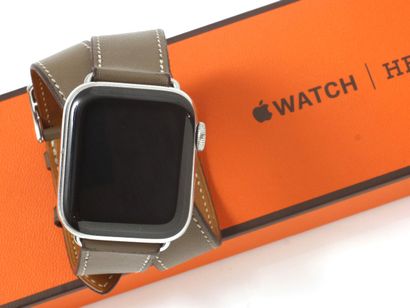  HERMES 
Apple Watch. 
Ecrin d'origine. Deux bracelets