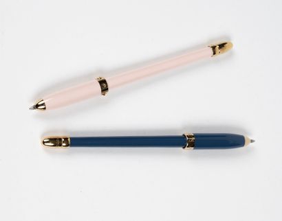  Louis VUITTON : Lot de 2 stylos émaillé bleu et rose claire monture en métal doré...