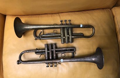 Deux trompettes en cuivre ou laiton