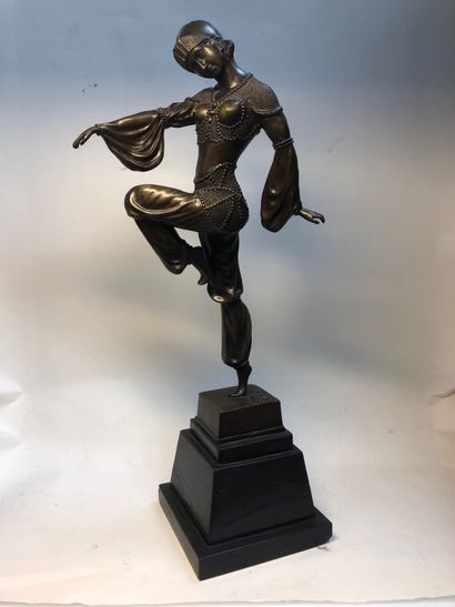  21267

Demeter CHIPARUS (1886-1947)

Danseuse

Bronze

H : 38 cm. Gazette Drouot