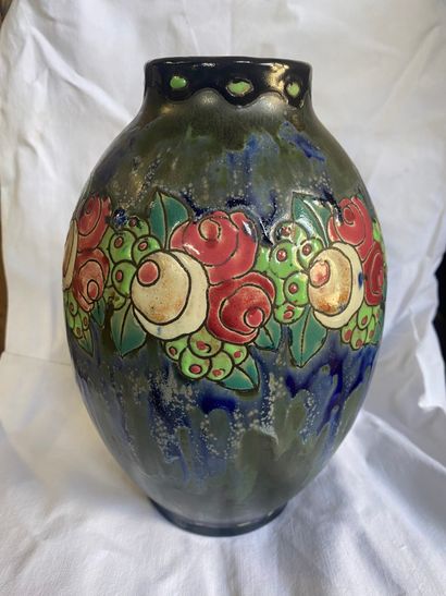  KERAMIS - Boch frères à la Louvière 
Vase en grès émaillé à décor de fleurs 
H :...
