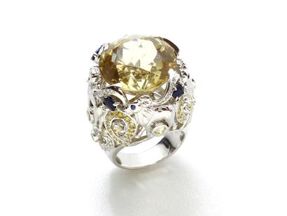 null Importante bague en or gris 750 millièmes, ornée d'une citrine ronde facettée...