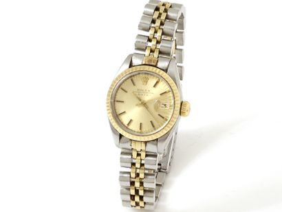 null ROLEX ''OYSTER PERPETUAL DATE
Ladies' wristwatch in 585 thousandths gold and...