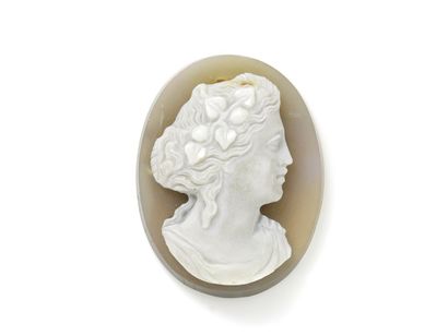 null Cameo agate 2 layers not mounted, showing the right profile of a woman wearing...