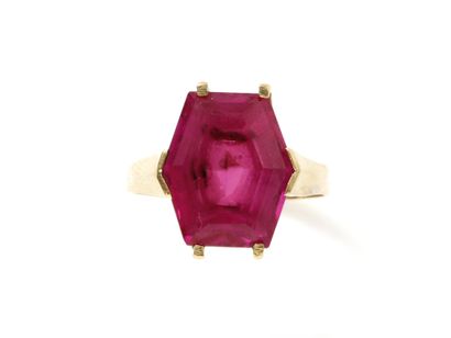 null Gold ring 750 thousandths decorated with a hexagonal pink stone in claw setting.
Gross...