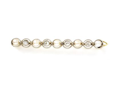 null Broche barrette en or 750 et platine 850 millièmes décorée de petites perles...