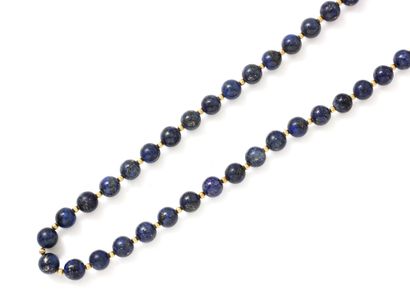 null Collier composé d'un rang de perles de lapis-lazuli teint alternées de petites...
