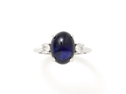 null Ring in white gold 750 thousandths, decorated with a sapphire cabochon in claw...