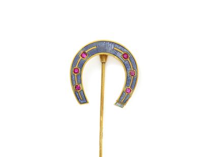 null Gold pin 750 thousandths stylizing a horseshoe enamelled blue on guilloche background...