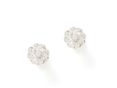 null Pair of earrings in white gold 750 thousandth composed of a rosette dressed...