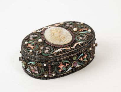 null Boite à bijoux en vermeil au décor fait d'une femme pêchant dans un medaillon...