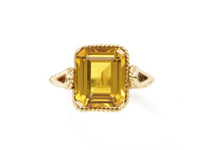 null Gold ring 750 thousandths, the twisted mounting decorated with a rectangular...