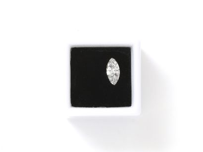 null Shuttle cut diamond on paper.
Weight of the diamond : 0.92 ct.