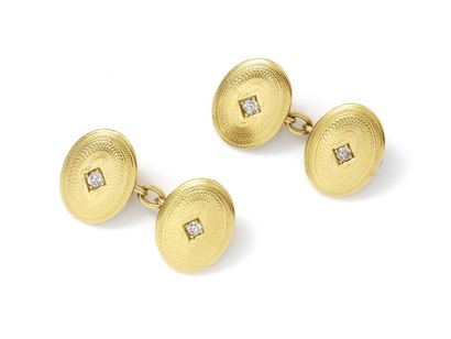 null Pair of cufflinks in gold 750 thousandths, composed of oval lozenges with fine...