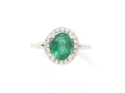 null Ring in white gold 750 thousandths, decorated with an oval faceted emerald in...